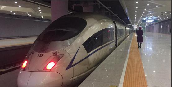  穿越霧霾區(qū)的高鐵，塵埃布滿整個(gè)車身